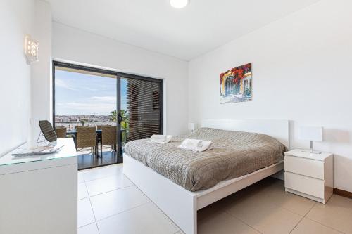 Marina Village | Pool, Garage & Near Meia Praia