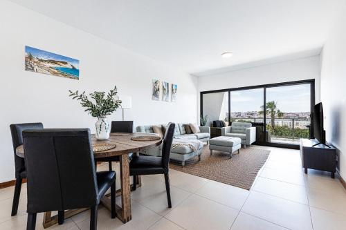 Marina Village | Pool, Garage & Near Meia Praia