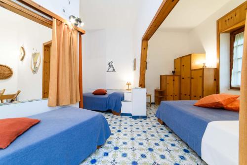 a room with two beds in a room at La Valle Delle Najadi in Vietri sul Mare