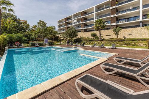 Marina Village | Pool, Garage & Near Meia Praia