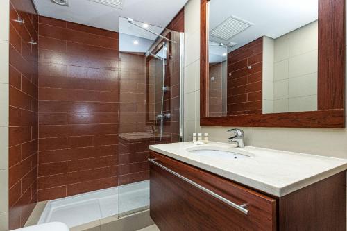 Marina Village | Pool, Garage & Near Meia Praia
