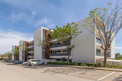 Marina Village | Pool, Garage & Near Meia Praia
