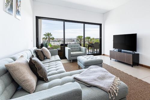 Marina Village | Pool, Garage & Near Meia Praia