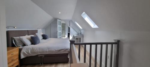 - une chambre avec un lit et une rampe d'escalier dans l'établissement The Nest, à Coveney