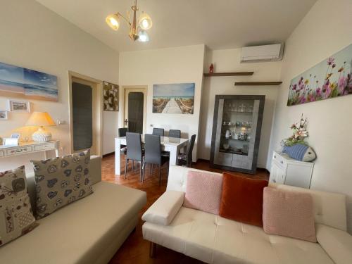 ein Wohnzimmer mit einem Sofa und einem Tisch in der Unterkunft BLUE SEA Villa in Lido di Camaiore