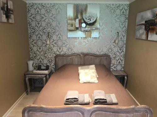 布永的住宿－Les Lumerettes - Dohan，一间卧室配有一张床,上面有两条毛巾