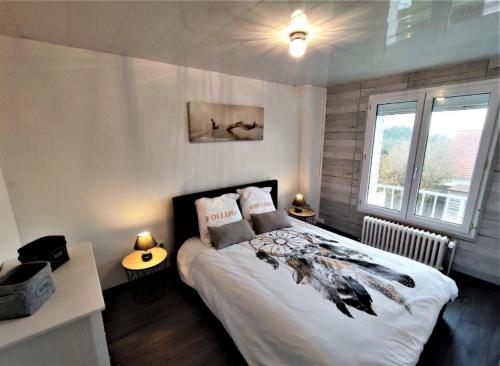 - une chambre avec un grand lit et une fenêtre dans l'établissement LE PHARE, à Criel-sur-Mer