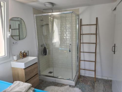 ein Bad mit einer Glasdusche und einem Waschbecken in der Unterkunft Nature Oasis near Barcelona with swimming pool in Sant Cugat del Vallès