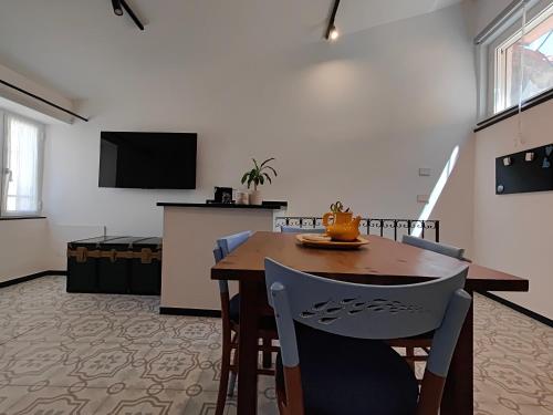 ein Wohnzimmer mit einem Tisch und einem TV in der Unterkunft Casa Aicardi in Alassio