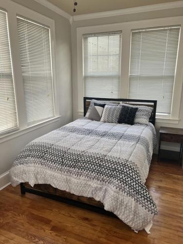 Cama o camas de una habitación en Secret Oasis In The Heart Of Hartford