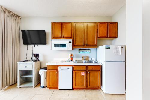 Кухня или мини-кухня в Destin West Gulfside Villa V402
