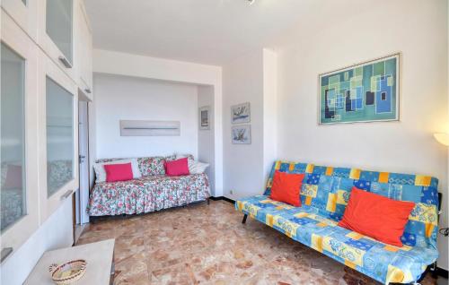 uma sala de estar com um sofá e uma mesa em Pet Friendly Apartment In Moneglia With Kitchen em Moneglia
