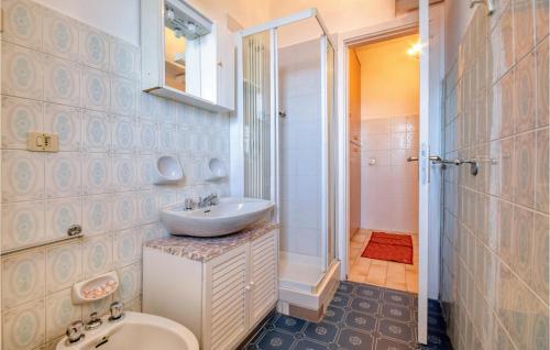 uma casa de banho com um lavatório, um WC e um chuveiro em Pet Friendly Apartment In Moneglia With Kitchen em Moneglia