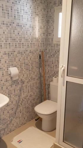 La salle de bains est pourvue de toilettes et d'un lavabo. dans l'établissement Studio meublé, à Riffiene
