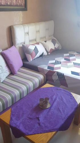 - un salon avec un canapé et une table dans l'établissement Studio meublé, à Riffiene