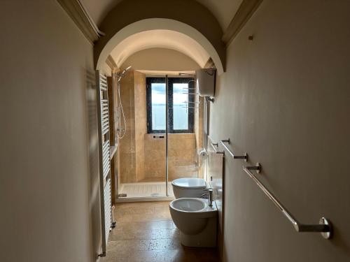 ein Bad mit einem WC, einem Waschbecken und einer Dusche in der Unterkunft Tuscan Palace - Venturi in Montepulciano