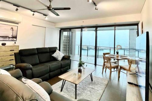 sala de estar con sofá y mesa en Sea Renity at Waterfront - SEAVIEW en Darwin