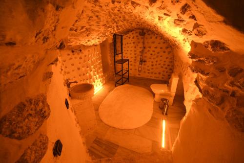 Baño cueva con aseo y escalera en Legacy Mesopotamia Hotel, en Mardin