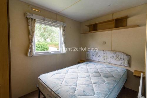 Postel nebo postele na pokoji v ubytování Spacious 8 Berth Caravan For Hire At Southview Holiday Park Ref 33002tc