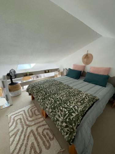 - une chambre avec un grand lit et une couverture verte dans l'établissement JOLIE MAISON AU GOLF, à Lacanau-Océan
