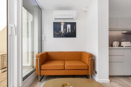 un salon avec un canapé et une table dans l'établissement Village Naturiste R4N - Le Borrely Héliopolis, au Cap d'Agde