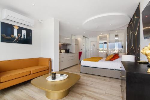 une chambre avec un lit, un canapé et une table dans l'établissement Village Naturiste R4N - Le Borrely Héliopolis, au Cap d'Agde