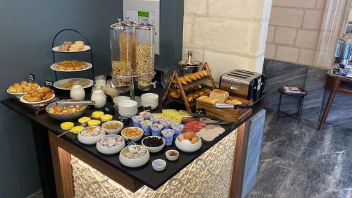 un buffet con molti tipi diversi di cibo su un tavolo di Marea Boutique Hotels a Sliema