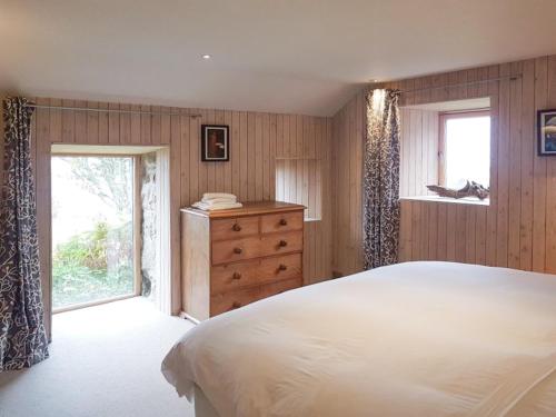 - une chambre avec un lit, une fenêtre et une commode dans l'établissement Stone Cottage, à Elgol