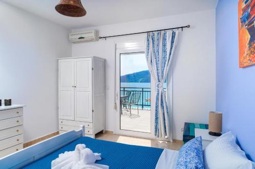 クリッシ・アモウディアにあるLa Casa de Fokas - Beach Homeのベッドルーム(ベッド1台付)、バルコニーが備わります。