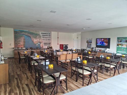 a restaurant with tables and chairs in a room at Hotel Reserva do Xingó in Piranhas
