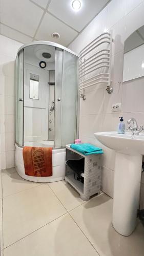 bagno bianco con doccia e lavandino di 10/8 Kotliarska Moisha House a Lviv