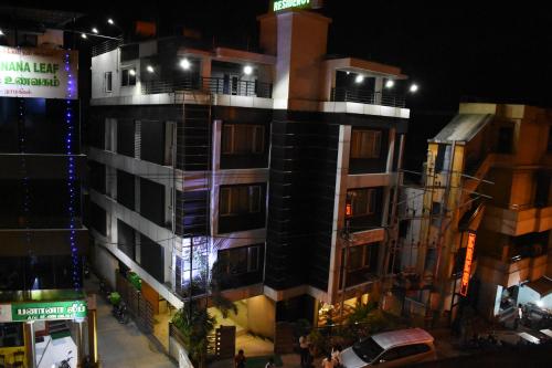 una vista aérea de un edificio por la noche en EVEREST PARK RESIDENCY, en Tiruchchirāppalli