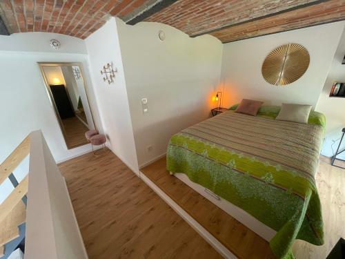1 dormitorio con 1 cama grande y espejo en Klosterloft - Modernes Apartment in historischer Klosteranlage, en Ravensburg