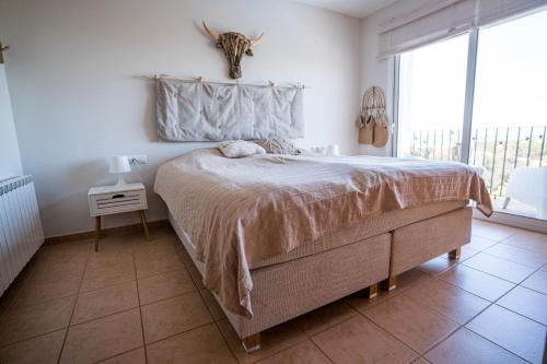 - une chambre avec un grand lit et une fenêtre dans l'établissement Casa Loto, à Pals