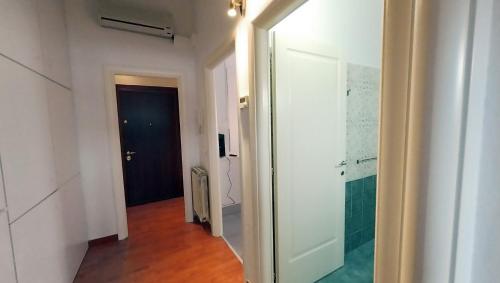 einen Flur mit Tür zum Bad in der Unterkunft VIOLA - A Due Passi Dal Mare in Savona