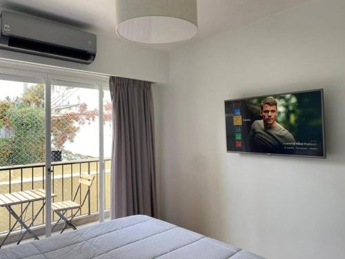 Μια τηλεόραση ή/και κέντρο ψυχαγωγίας στο 3 de Febrero SUITES 2 dormitorios