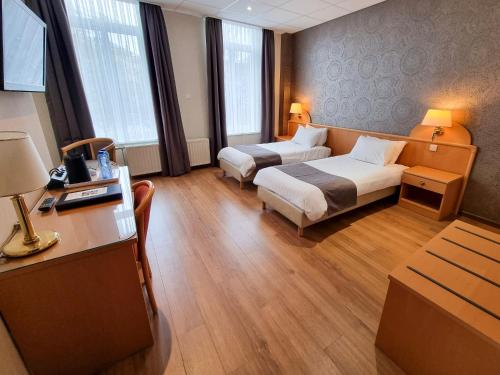 斯帕的住宿－卡迪納爾酒店，酒店客房配有两张床和一张书桌
