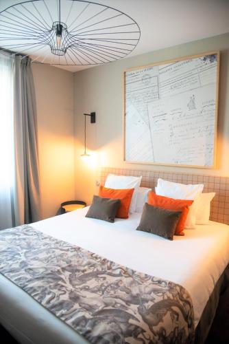 Postel nebo postele na pokoji v ubytování Le Général d'Elbée Hotel & Spa - Teritoria