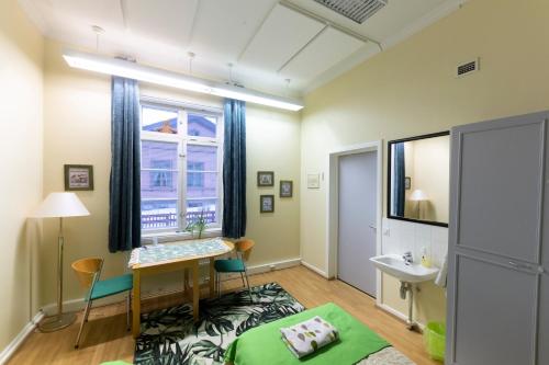 Mały pokój z umywalką i oknem w obiekcie Hostelli Marja w mieście Mikkeli