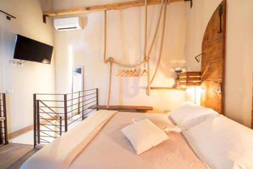 a bedroom with a swinging bed and a tv at Agriturismo Sweet Cottage in Marina di Grosseto