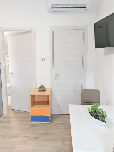 Parco dei Gerani - Il monolocale e la camera - Room and Studioにあるテレビまたはエンターテインメントセンター
