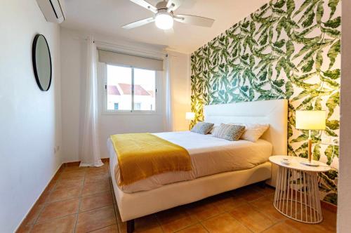 sypialnia z łóżkiem i malowidłem ściennym w obiekcie Villa Sea Sounds w Corralejo
