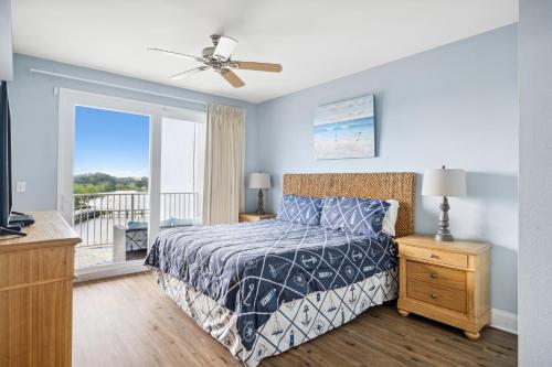 1 dormitorio con 1 cama y balcón en Laketown Wharf #338 by Nautical Properties en Panama City Beach