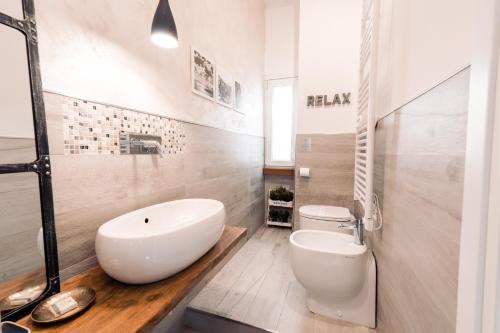 uma casa de banho com um lavatório branco e um WC. em Le 5 Terre La Spezia em La Spezia
