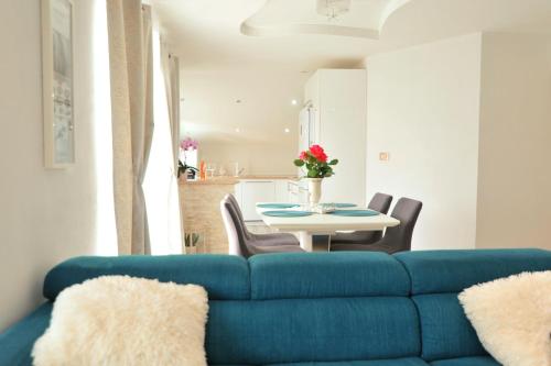 sala de estar con sofá azul y mesa en Apartment Sea view, en Kali
