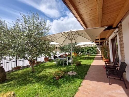 a patio with a table and an umbrella at Pizzocolo resort fasano in Gardone Riviera