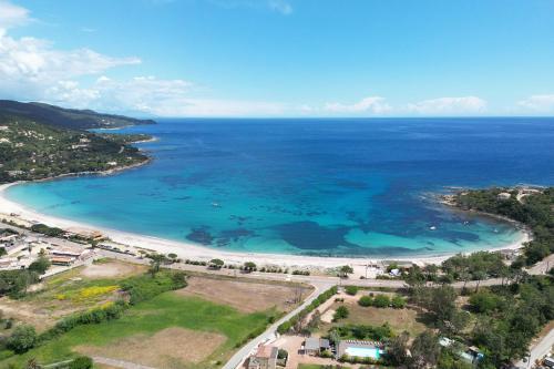 une vue aérienne d'une plage et de l'océan dans l'établissement Hotel Les Pavillons Du Golfe, à Favone