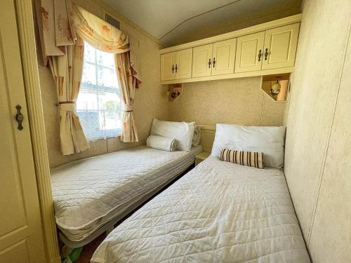Tempat tidur dalam kamar di Brilliant 6 Berth Caravan For Hire At Sunnydale Park In Skegness Ref 35076af