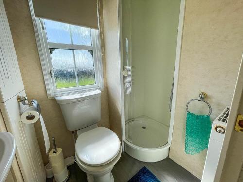 Koupelna v ubytování Brilliant 6 Berth Caravan For Hire At Sunnydale Park In Skegness Ref 35076af