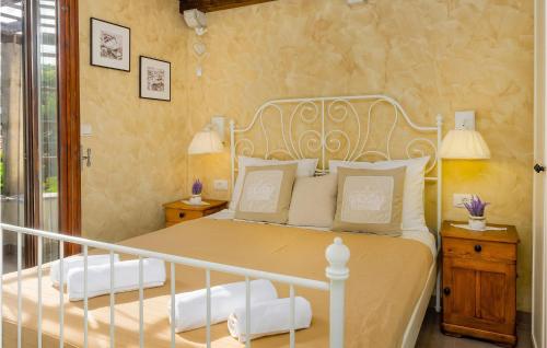 1 dormitorio con 1 cama blanca y 2 mesitas de noche en Nice Home In Cres With Wifi en Cres